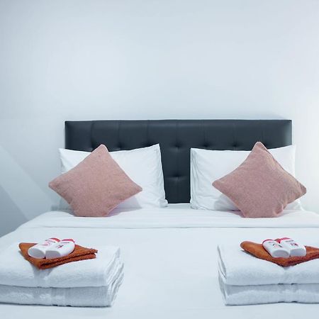 The Cupcake Suites Jakarta Exterior photo